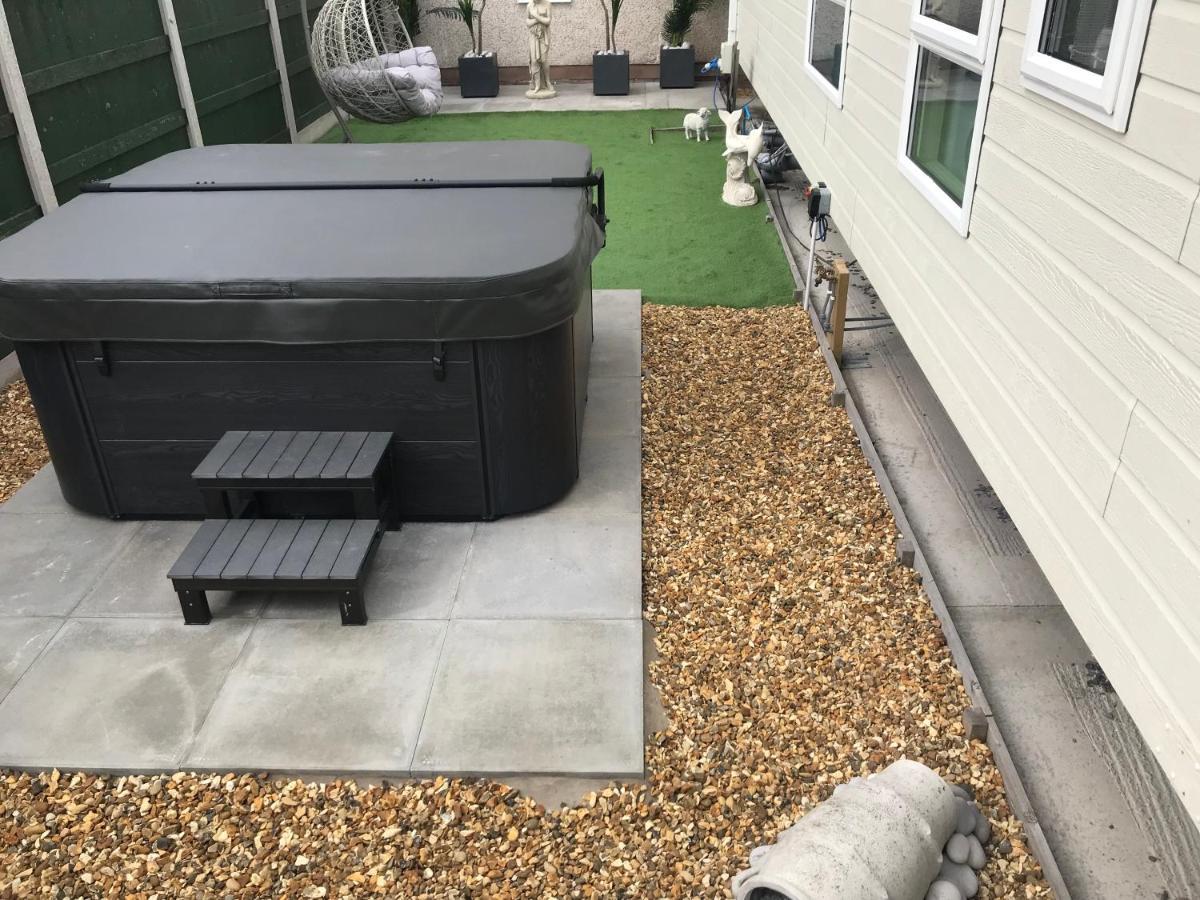 Hot Tub Accommodation North Wales Lodge Rhyl Exterior photo